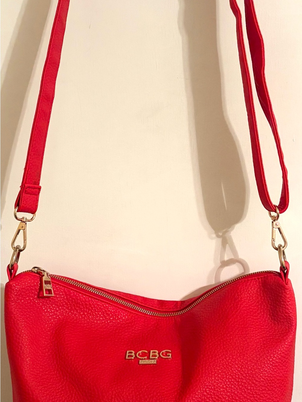 BCBG Paris Red Crossbody Bag & Black Tie Wallet Clutch Bundle - Picture 3 of 16